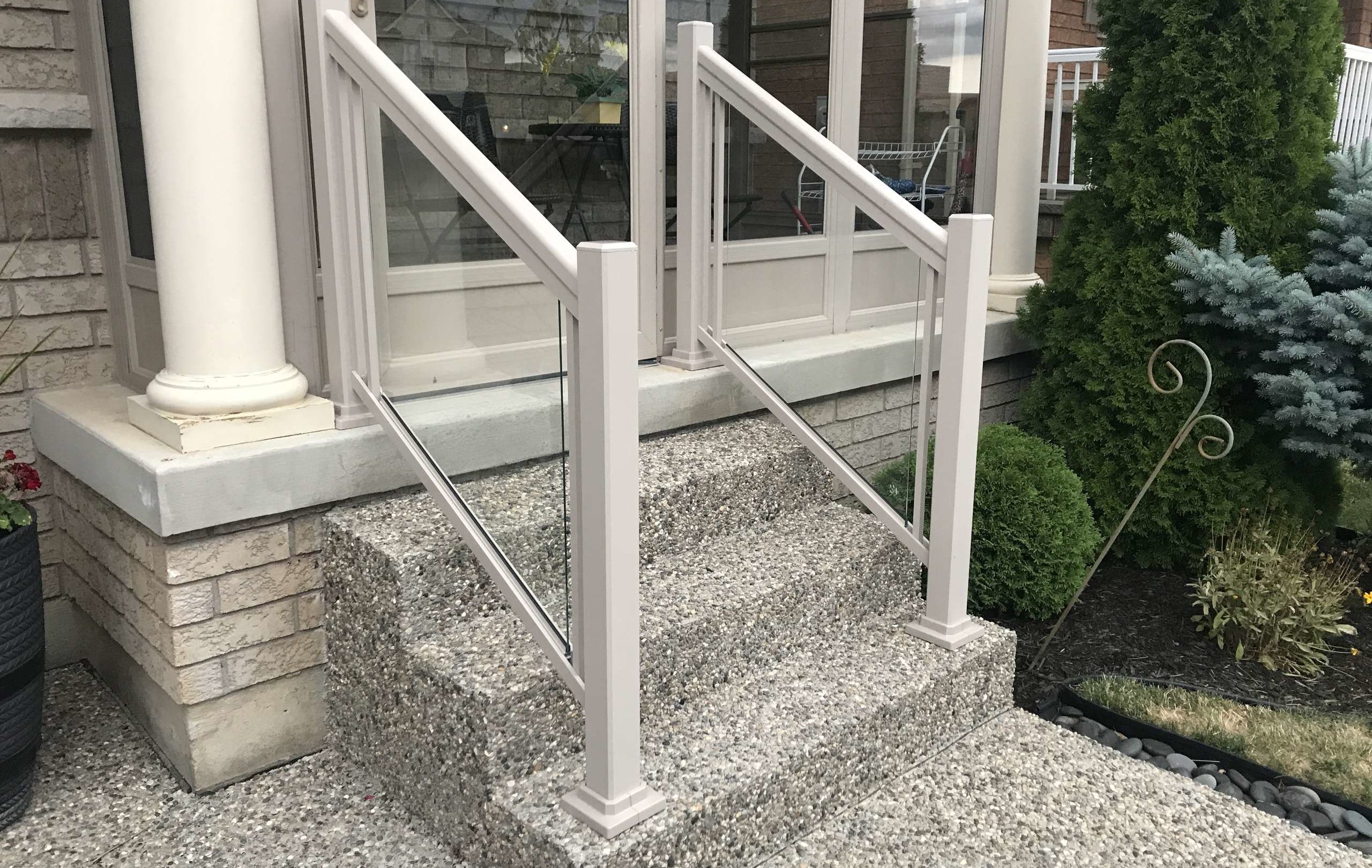 Clear Glass Aluminum Stair Railings Custom Installation Waterloo